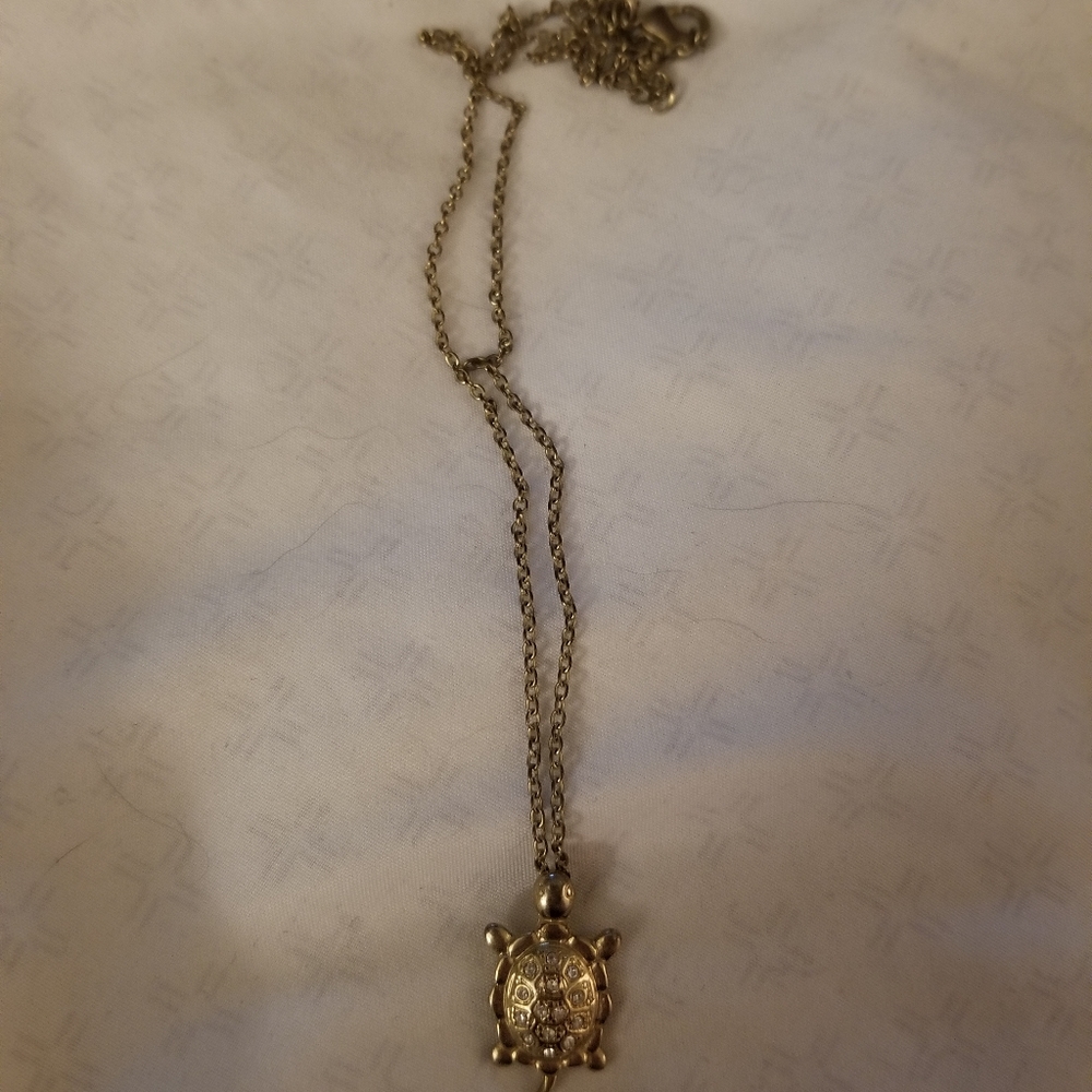 Gold pendant necklace